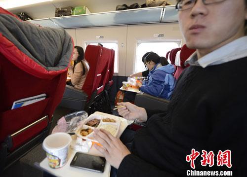 資料圖：圖為動(dòng)車組乘客在品嘗列車提供的餐食。<a target='_blank' href='http://www.chinanews.com/'>中新社</a>發(fā) 侯宇 攝