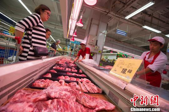 資料圖：山西太原，民眾在超市購買豬肉?！堅?攝