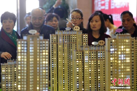 資料圖：民眾選購(gòu)商品房。 <a target='_blank' href='http://www.chinanews.com/'>中新社</a>記者 韋亮 攝