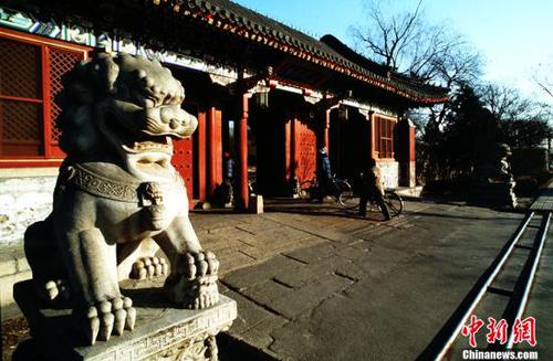 資料圖：1985年1月1日拍攝的北京大學(xué)校門。 <a target='_blank' href='http://www.chinanews.com/'>中新社</a>發(fā) 趙偉 攝 圖片來源：CNSphoto