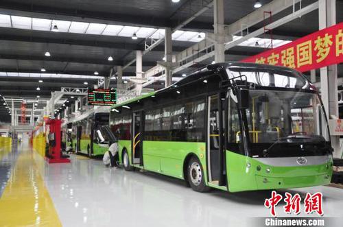 圖為廣西貴港市華奧新能源汽車有限公司新能源汽車生產(chǎn)作業(yè)區(qū)。　鐘建珊　攝