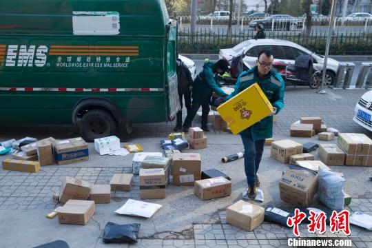 山西太原，物流工作人員正在搬運(yùn)快遞?！?jiān)?攝