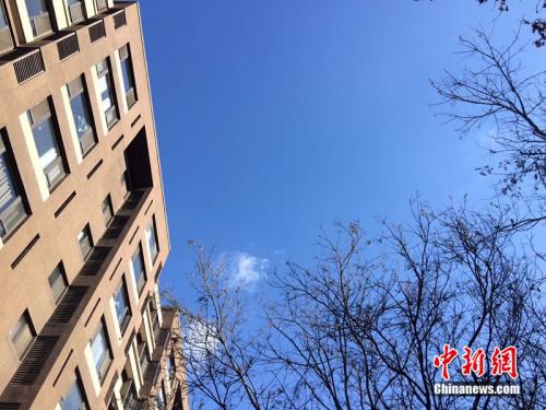 2017年12月7日，北京空氣質(zhì)量較好，圖為北京豐臺(tái)區(qū)某小區(qū)拍到的藍(lán)天。<a target='_blank' href='http://www.chinanews.com/' >中新網(wǎng)</a> 邱宇 攝