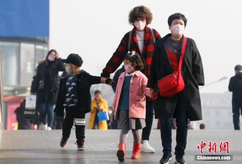 2016年12月19日，北京被霧霾籠罩，民眾戴防霧霾口罩出行。 <a target='_blank' href='http://www.chinanews.com/'>中新社</a>記者 杜洋 攝