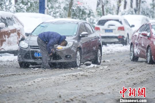 拋錨的車輛。　張婭子 攝