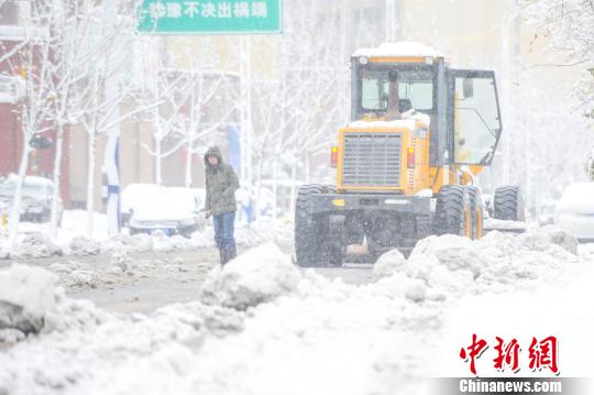 拋錨的鏟雪車?！垕I子 攝