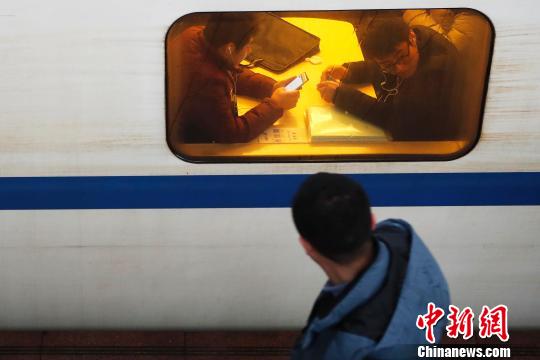旅客通過鐵路前往自己的目的地?！∫罅⑶?攝