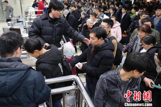 旅客在鐵路上海站檢票上車前往自己的目的地?！∫罅⑶?攝