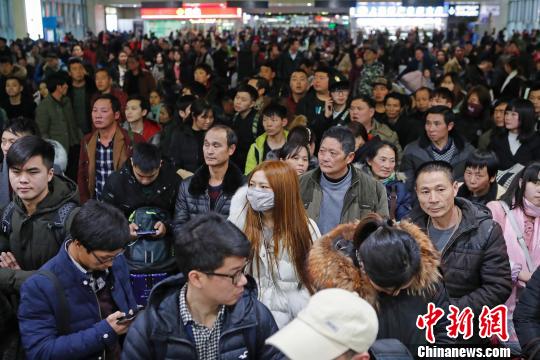 旅客在鐵路上海站檢票上車前往自己的目的地?！∫罅⑶?攝