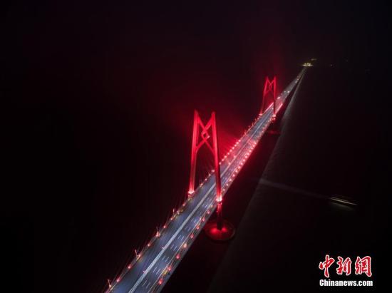 12月31日晚，港珠澳大橋全線亮燈。<a target='_blank' href='http://www.chinanews.com/'>中新社</a>記者 廖樹培 攝