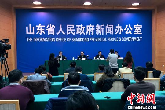 1月5日，山東省政府召開新聞發(fā)布會，通報該省整治公路貨車違法超限超載工作情況?！　　×籂?攝