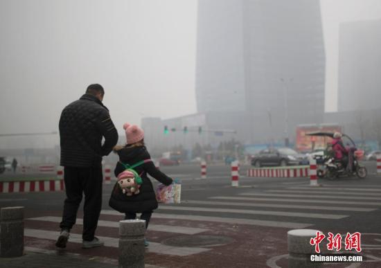 北京市民在霧霾中出行。<a target='_blank' href='http://www.chinanews.com/'>中新社</a>記者 劉關(guān)關(guān) 攝