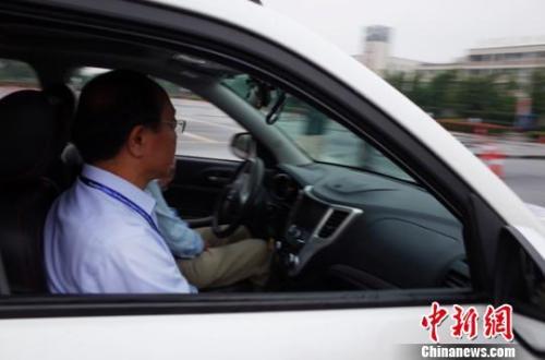 資料圖：實現(xiàn)“無人駕駛”的汽車?！⊥鯐詣?攝