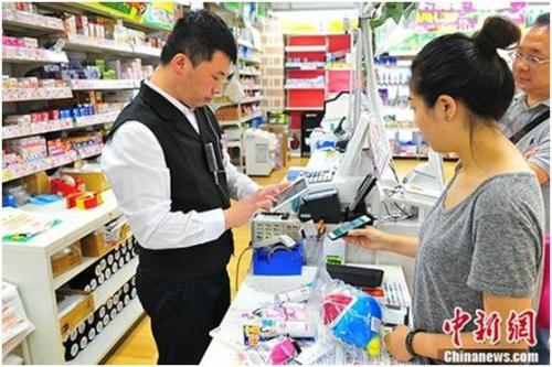 2017年7月3日，在東京著名繁華街區(qū)澀谷的一家商店內(nèi)，顧客嘗試用來自中國企業(yè)的“掃碼支付”付款。 <a target='_blank' href='http://www.chinanews.com/'>中新社</a>記者 呂少威 攝