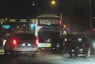 　　1月2日早上6時許，河間市汽車站，一輛黑色私家車正將“驢肉”搬進一輛河間開往白溝的客運大巴上。