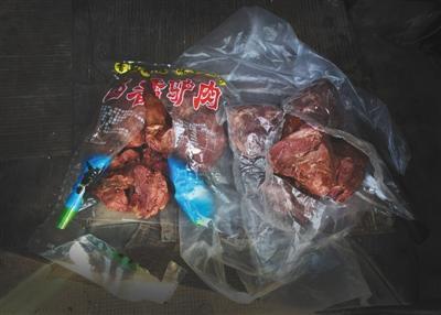 　一名黑作坊老板帶了兩袋“驢肉”給記者看貨，左邊一袋為冷凍馬肉，右邊一袋實(shí)為豬肉。