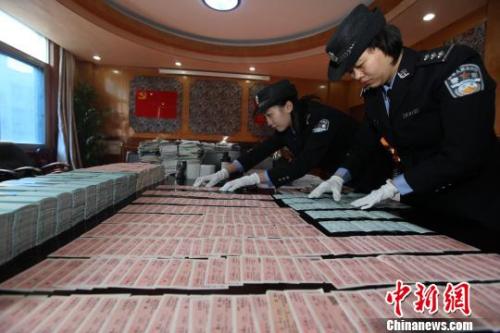 資料圖：警方正在清點假火車票以及單據等。 胡金力 攝