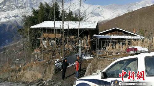 圖為民警到村民家為老黃牛抽取血樣。平武警方提供