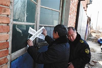 　昨日，河北河間市執(zhí)法人員查封一處非法加工驢肉的黑作坊。新京報(bào)記者 彭子洋 攝 