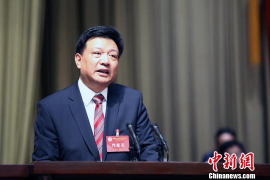 1月10日，青海省文學(xué)藝術(shù)界聯(lián)合會第八次代表大會在西寧召開。圖為青海省文學(xué)藝術(shù)界聯(lián)合會黨組書記班果大會報(bào)告?！×_云鵬 攝