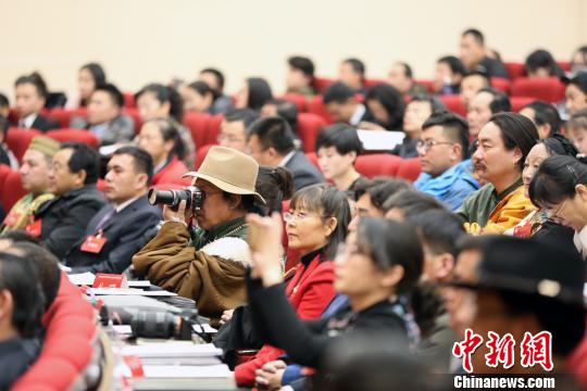 1月10日，青海省文學(xué)藝術(shù)界聯(lián)合會第八次代表大會在西寧召開。圖為會議現(xiàn)場。　羅云鵬 攝
