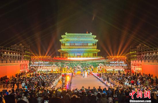 2018年1月1日，2018北京新年倒計(jì)時(shí)活動(dòng)暨北京冰雪文化旅游節(jié)開幕式在北京永定門南廣場(chǎng)舉行。多國(guó)駐華使節(jié)、首都各行業(yè)的“北京榜樣”、北京旅游行業(yè)代表、中外游客、學(xué)生和市民代表共一千余人共同迎接新年的到來(lái)。永定門城樓屹立于北京中軸線的起點(diǎn)。這條被譽(yù)為北京古城靈魂和脊梁的中軸線，是世界上現(xiàn)存最長(zhǎng)、最完整的古代城市軸線，既延續(xù)著歷史文脈，展現(xiàn)了古都風(fēng)韻，又體現(xiàn)了現(xiàn)代文明的魅力，彰顯著首都風(fēng)范。 <a target='_blank' href='http://www.chinanews.com/' >中新網(wǎng)</a>記者 富宇 攝