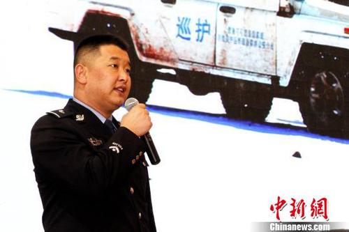 圖為三江源國(guó)家公園生態(tài)保護(hù)人員在青海師范大學(xué)開(kāi)黨課——《可可西里堅(jiān)守精神》。　張?zhí)砀?攝