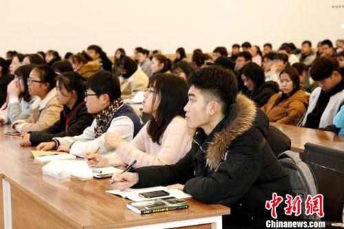圖為青海師范大學(xué)學(xué)生聽(tīng)特殊的黨課——《可可西里堅(jiān)守精神》?！?zhí)砀?攝