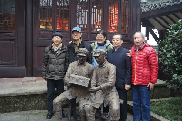 彭雪楓之子彭小楓，張愛萍將軍子女張翔、張小艾，范長江之子范蘇蘇、范小軍等在銅像前合影留念。