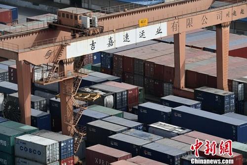 資料圖：成都國際鐵路港一排排載滿即將出口貨物的集裝箱。<a target='_blank' href='http://www.chinanews.com/'>中新社</a>記者 張浪 攝