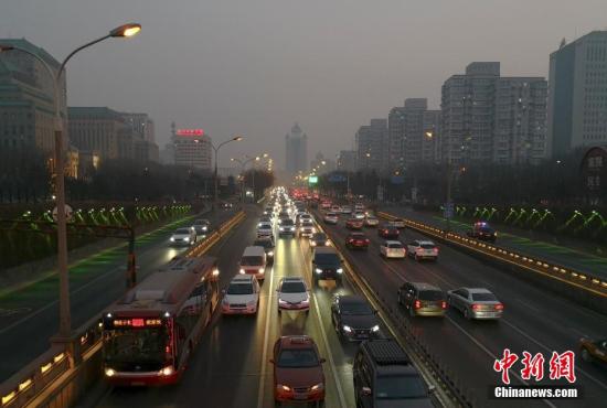 1月13日，北京二環(huán)路籠罩在霧霾中。<a target='_blank' href='http://www.chinanews.com/'>中新社</a>記者 劉關(guān)關(guān) 攝