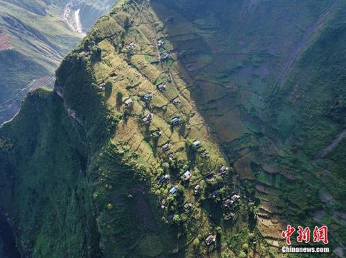 500米上空俯瞰懸崖村全貌，清晨第一縷陽(yáng)光灑向村莊。張浪 攝