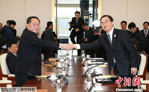 1月9日，韓方代表團(tuán)團(tuán)長、統(tǒng)一部長官趙明均(右)和朝方代表團(tuán)團(tuán)長、朝鮮祖國和平統(tǒng)一委員會(huì)委員長李善權(quán)在板門店韓方一側(cè)“和平之家”握手。