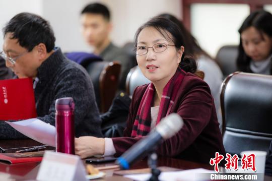 北京大學(xué)新聞與傳播學(xué)院副院長(zhǎng)俞虹發(fā)言?！≈鬓k方供圖