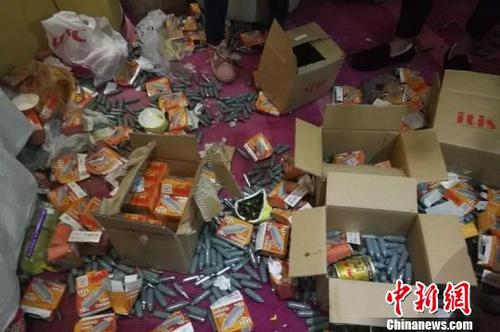 警方查獲吸食笑氣現(xiàn)場(chǎng) 德清公安提供