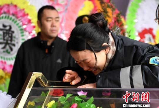 妻子周芳芳痛別丈夫吳俊寰?！⒅铱?攝