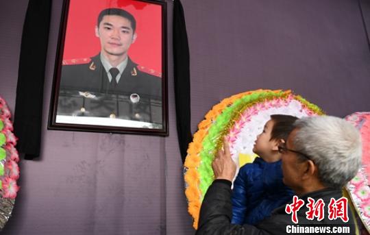 2歲多的兒子在吳俊寰遺像前?！⒅铱?攝