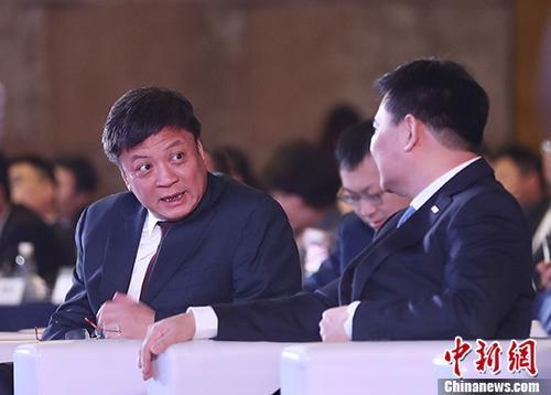 2017年12月19日，融創(chuàng)中國董事會主席孫宏斌與蘇寧集團董事長張近東交流。中新社記者 泱波 攝
