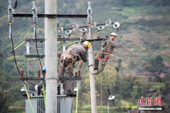 資料圖：供電公司電力工人正在對一處變壓器進行用電安全檢查。周毅 攝