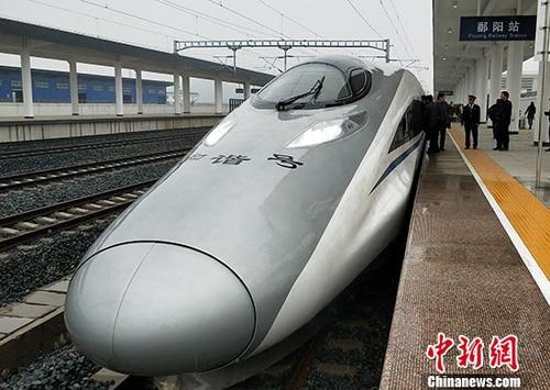資料圖：動(dòng)車(chē)運(yùn)行：由九江開(kāi)往衢州的G1462次高鐵列車(chē)駛?cè)脎蛾?yáng)站。 中新社記者 姜濤 攝