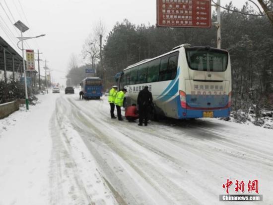 資料圖：湖北宜昌遇強(qiáng)降雪，路政交警“保暢總動(dòng)員”。 李開(kāi)明 攝