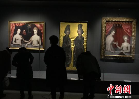 廣東省新會(huì)博物館的木板油畫《新會(huì)木美人》(中)、法國(guó)盧浮宮藏品《加百利和她的妹妹》(左)、意大利烏菲齊美術(shù)館藏品《沐浴中的女人》?！∴囅?攝