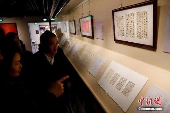 12月28日，“繹新籀古 光氣垂虹——嚴(yán)復(fù)書法特展”在北京故宮博物院延禧宮開幕。本次展覽重點(diǎn)展出了嚴(yán)復(fù)臨帖、信札、批注、對聯(lián)、題贈、譯著等珍貴文物百余件，為觀眾呈現(xiàn)了嚴(yán)復(fù)先生鮮為人知的書法造詣。展覽通過梳理其藝術(shù)成就，以文物為載體弘揚(yáng)和探索嚴(yán)復(fù)先生留下的寶貴精神財(cái)富，傳承中華民族優(yōu)秀的傳統(tǒng)文化。嚴(yán)復(fù)（1854-1921）是中國近代卓越的啟蒙思想家，是舊學(xué)邃密、新知深沉的大學(xué)者。
<a target='_blank' href='http://www.chinanews.com/'>中新社</a>記者 杜洋 攝