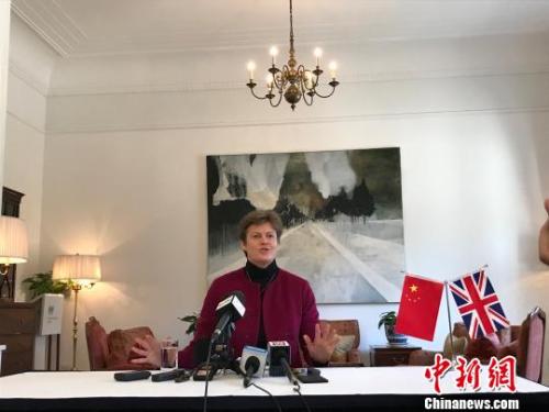 英國首相特雷莎·梅將于本月31日至2月2日開啟第二次訪華之旅。圖為英國駐華大使吳百納29日在北京介紹此訪亮點?！⌒ば?攝