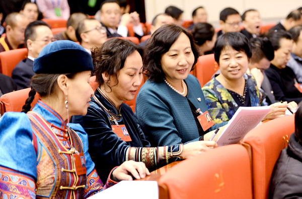 3.會(huì)前的短暫時(shí)間，女委員們?cè)谝黄鹁蛨?bào)告內(nèi)容交流jpg