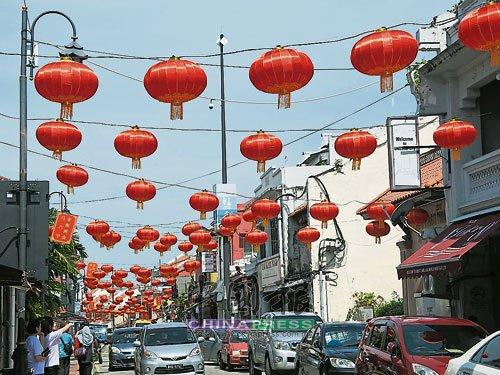 中國僑網(wǎng)雞場街掛上1000個(gè)大燈籠，散發(fā)出濃濃年味。（馬來西亞《中國報(bào)》）