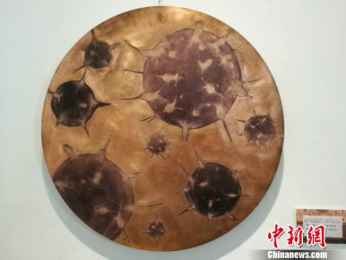 圖為展出的一副畫作。　王何杰 攝