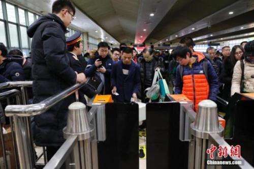 資料圖：旅客排隊檢票進站。 中新社記者 殷立勤 攝
