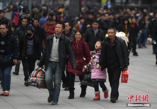 資料圖：春運臨近，重慶火車北站南廣場上大量的旅客踏上返鄉(xiāng)路。陳超 攝