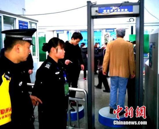 資料圖：太原火車南站派出所民警強化旅客乘車秩序維護。張毅 攝